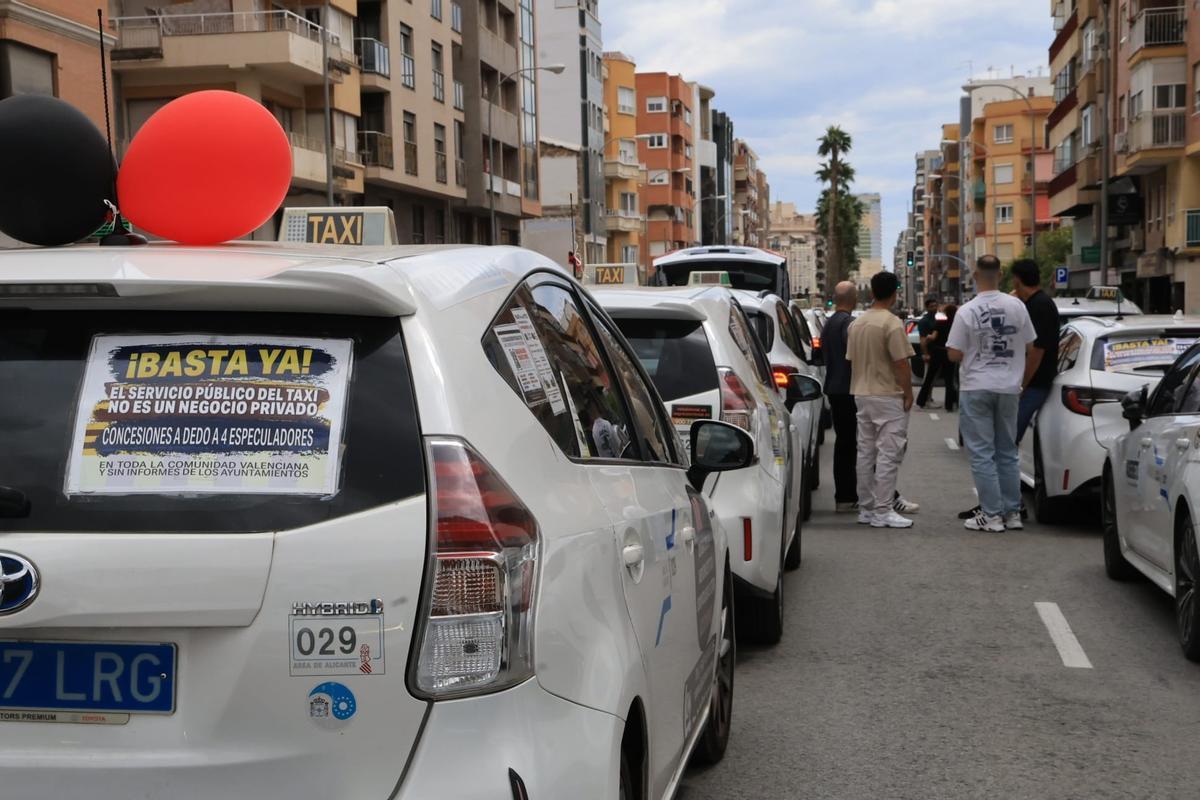 Los taxistas se manifiestan en Alicante y colapsan el centro de la ciudad.