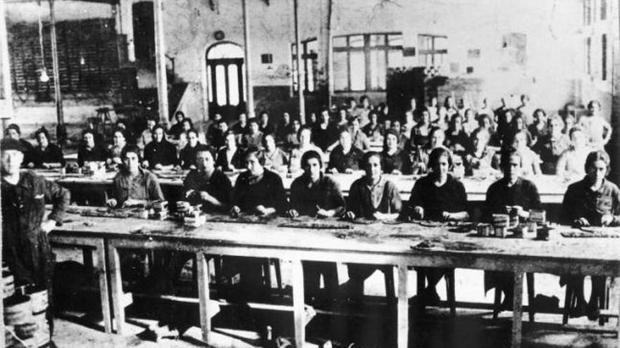 Trabajadoras de la fábrica conservera de Alfageme en Candás, en su nuevo edificio, en los años treinta.