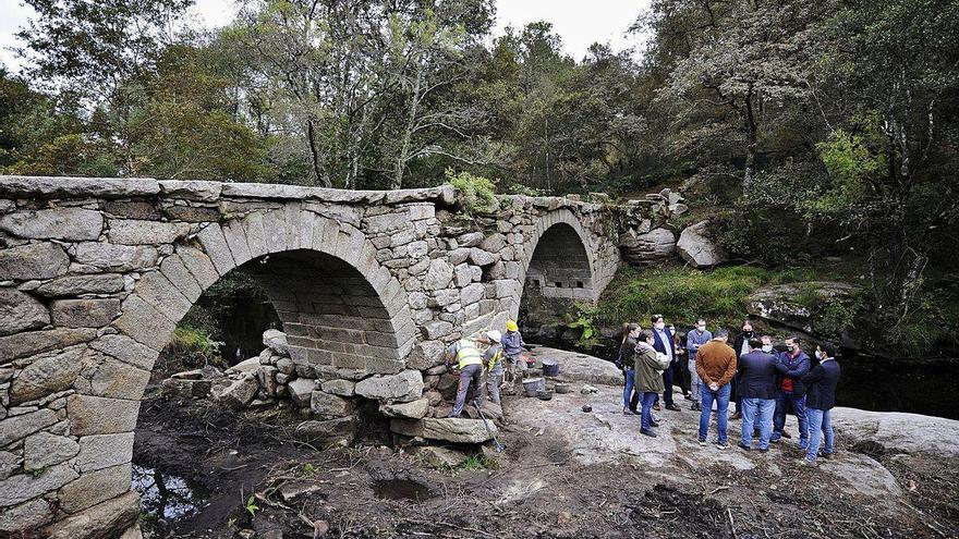 Políticos e investigadores de Lalín visitaron ayer los trabajos de recuperación del puente que une Lalín y Agolada.
