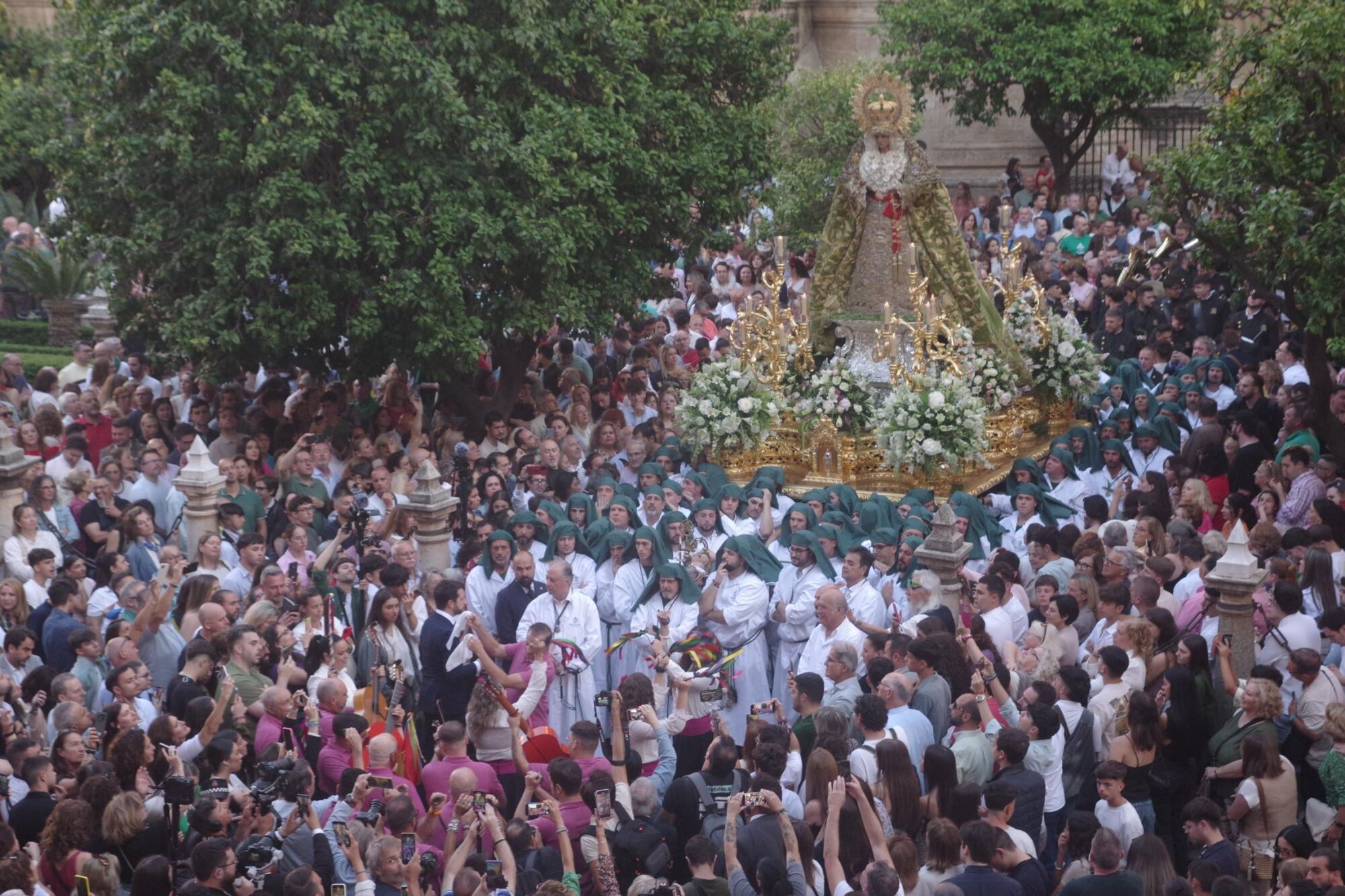 Procesión triunfal de regreso de la Virgen de la Esperanza a su basílica tras su peregrinación a Roma