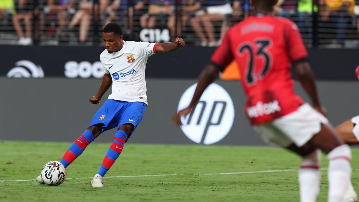 ¡Qué golazo! Ansu Fati metió el balón por la escuadra ante el Milan