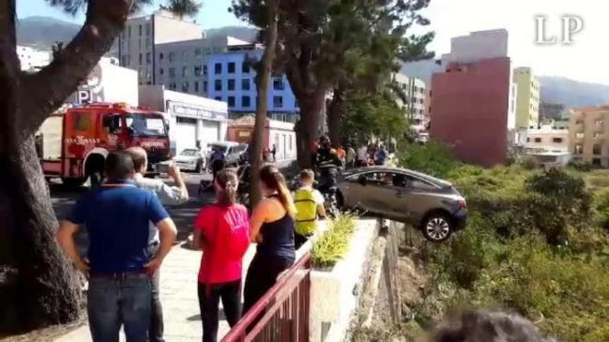 Así quedó un conductor al borde del abismo en Tenerife