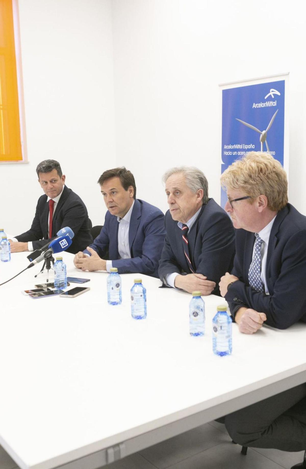 Por la izquierda, Pablo Avello, Francisco Blanco, José Manuel Arias y Stefan Van Campe, en las instalaciones del centro de I+D de ArcelorMittal.