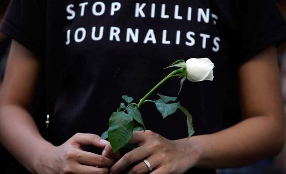Un estudiant filipí sosté una rosa blanca per commemorar el primer aniversari de la massacre d’Ampatuan, que va tenir lloc a l’illa de Mindanao (Filipines). En aquesta matança política van morir 57 persones, entre elles 32 periodistes, que recolzaven un candidat electoral que no formava part del clan dominant.
