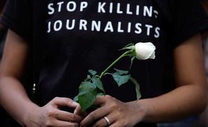 Un estudiant filipí sosté una rosa blanca per commemorar el primer aniversari de la massacre d’Ampatuan, que va tenir lloc a l’illa de Mindanao (Filipines). En aquesta matança política van morir 57 persones, entre elles 32 periodistes, que recolzaven un candidat electoral que no formava part del clan dominant.