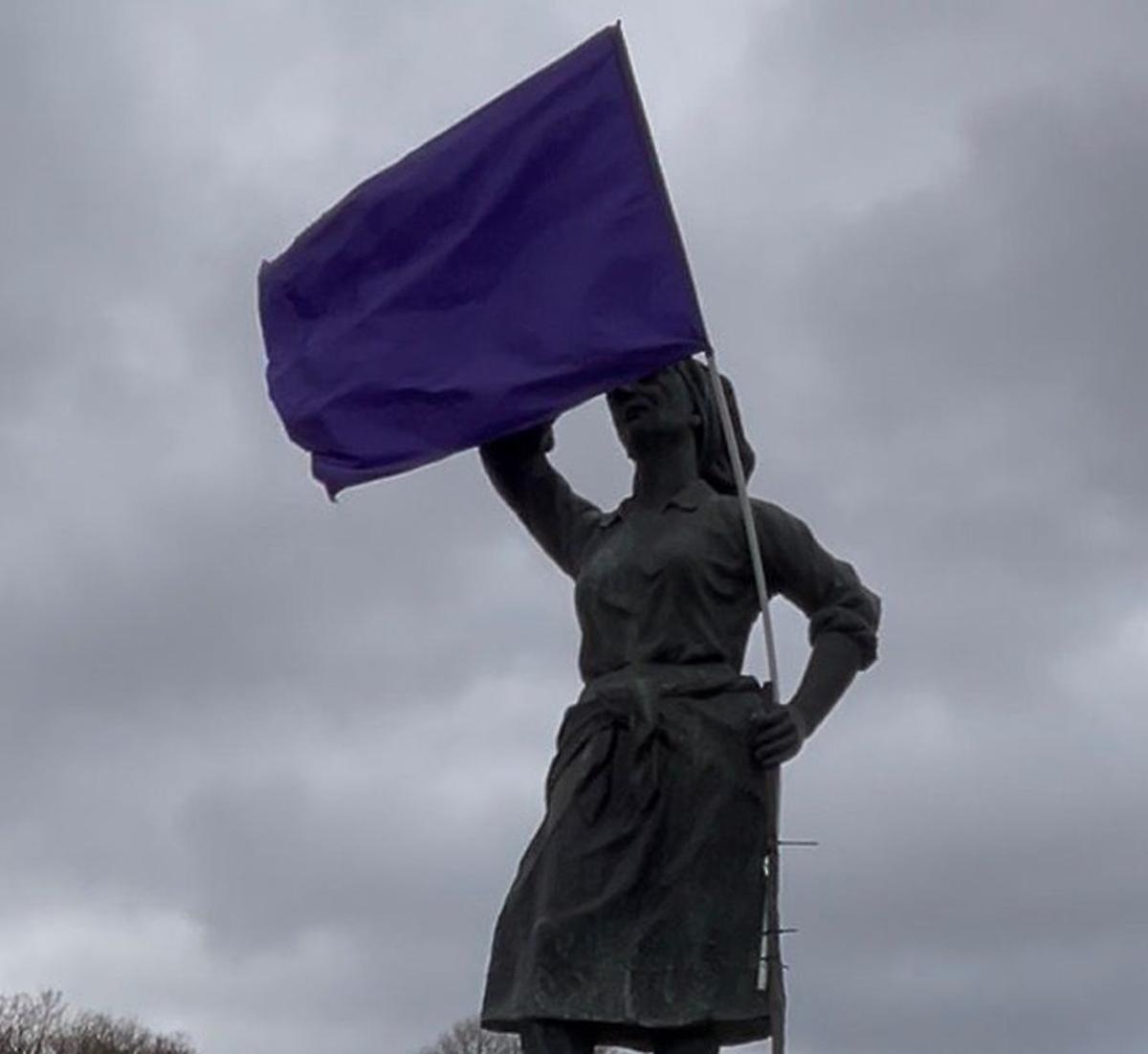 Bandera feminista en la entrada de Silleda |