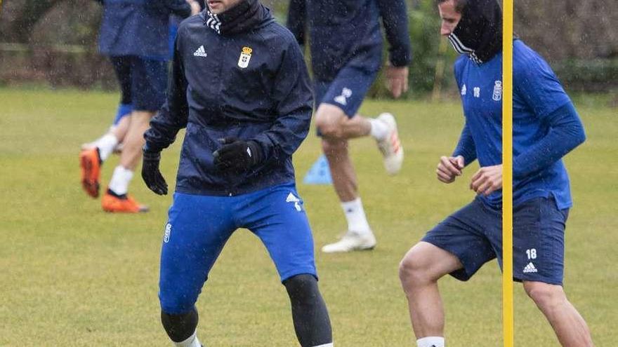 Carlos Hernández, junto a Christian Fernández, al inicio del entrenamiento de ayer en El Requexón.