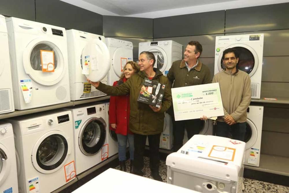 El propietario de Instalaciones Eléctricas Vicent Ferrer se mostró «muy contento» de haber podido entregar el premio