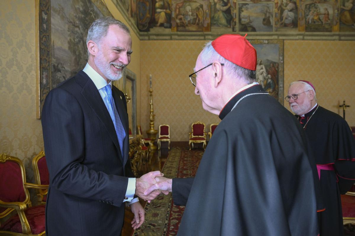 Felipe VI y la reina Letizia llegan al Vaticano para su audiencia con León XIV.