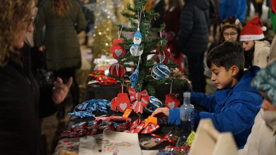 Un dos postos de manualidades, na xornada do acto do acendido das luces de Nadal.   | // FDV