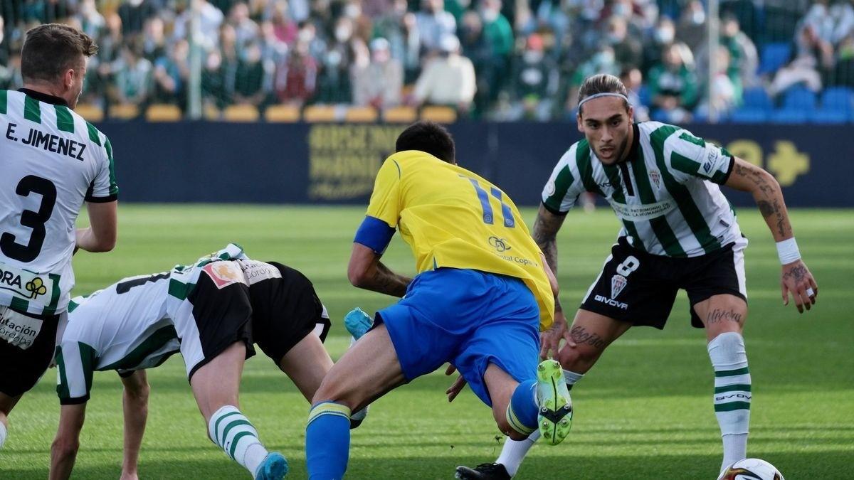 Gudelj durante una acción en el Cádiz CF B Córdoba