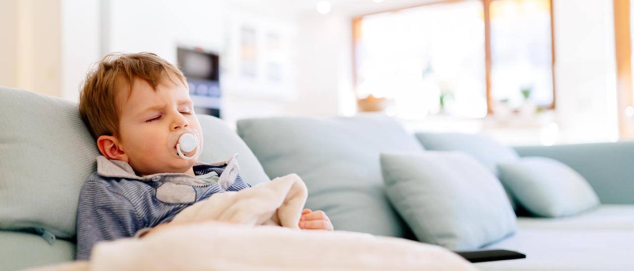 Un niño enfermo descansando en su casa.