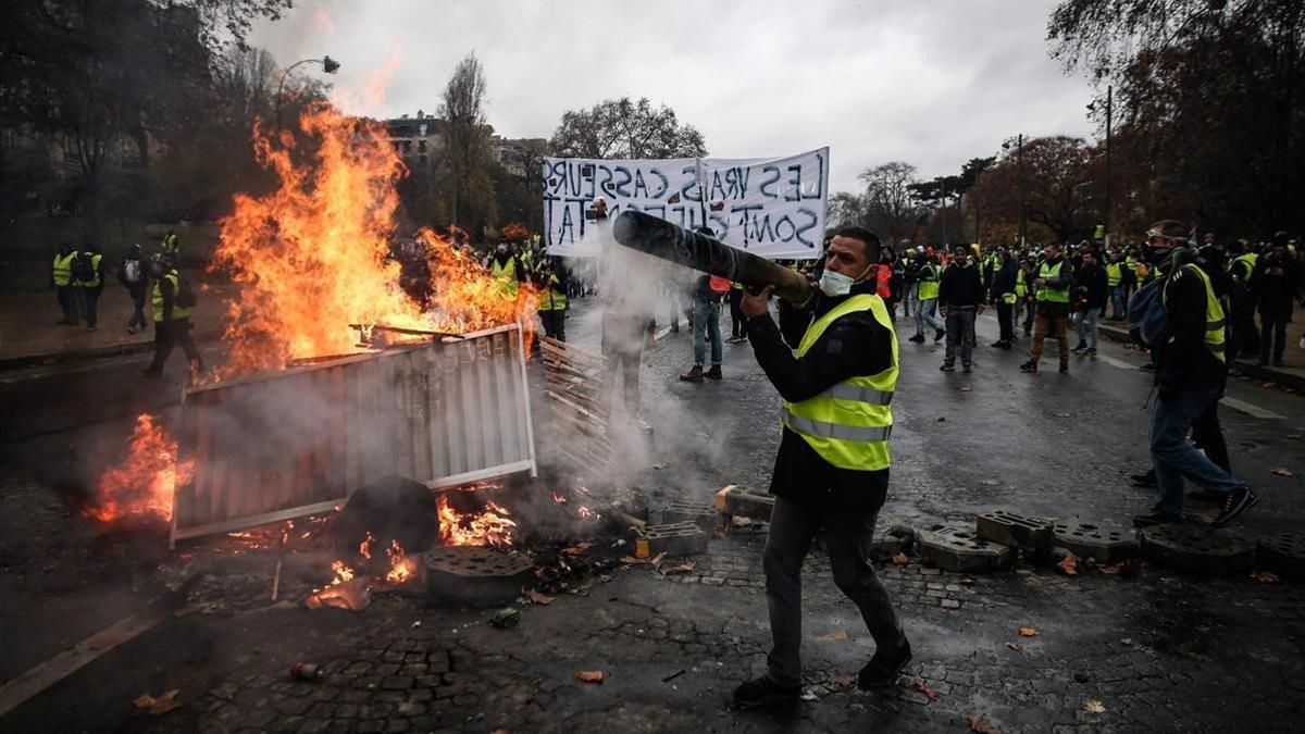 Protestas de los 'chalecos amarillos' por las calles de París.