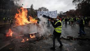 Protestas de los ’chalecos amarillos’ por las calles de París.