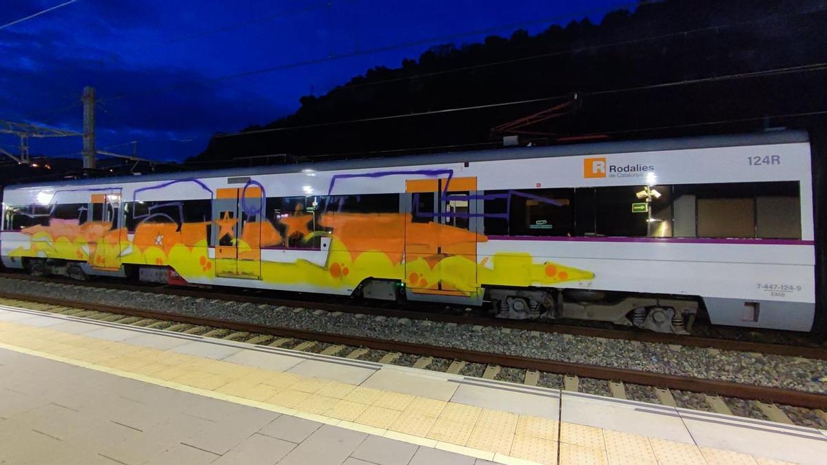Grafitis en los vagones de Rodalies