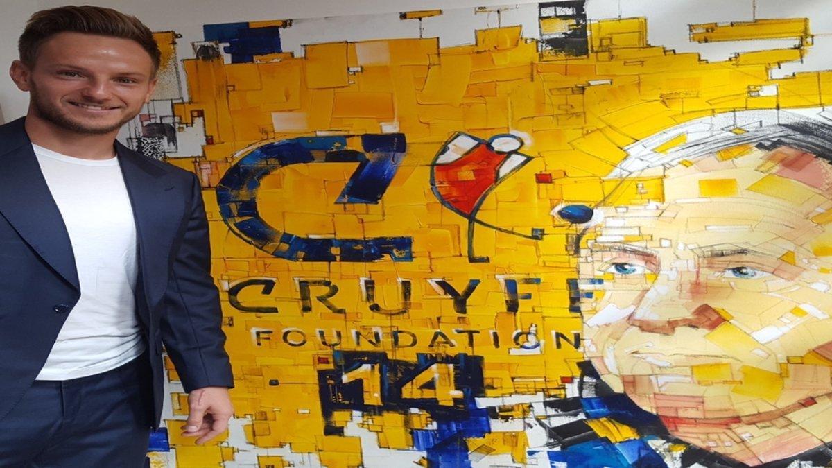 Rakitic junto al mural de la fundación Johan Cruyff
