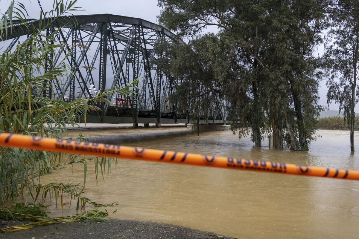 El río Guadalhorce a su paso por la Estación de Cártama, este domingo, después de volver a activarse la alerta roja por fuertes precipitaciones ante el riesgo de que se desborde y provoque inundaciones y desalojos como en los últimos días del año recién acabado. EFE/Álvaro Cabrera