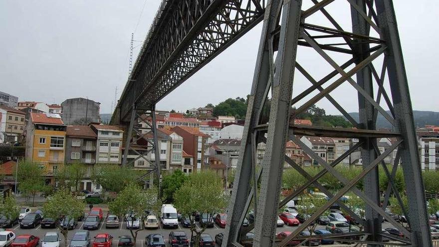 El viaducto de Pontevedra sobre el aparcamiento del campo da feira de Redondela. // FdV