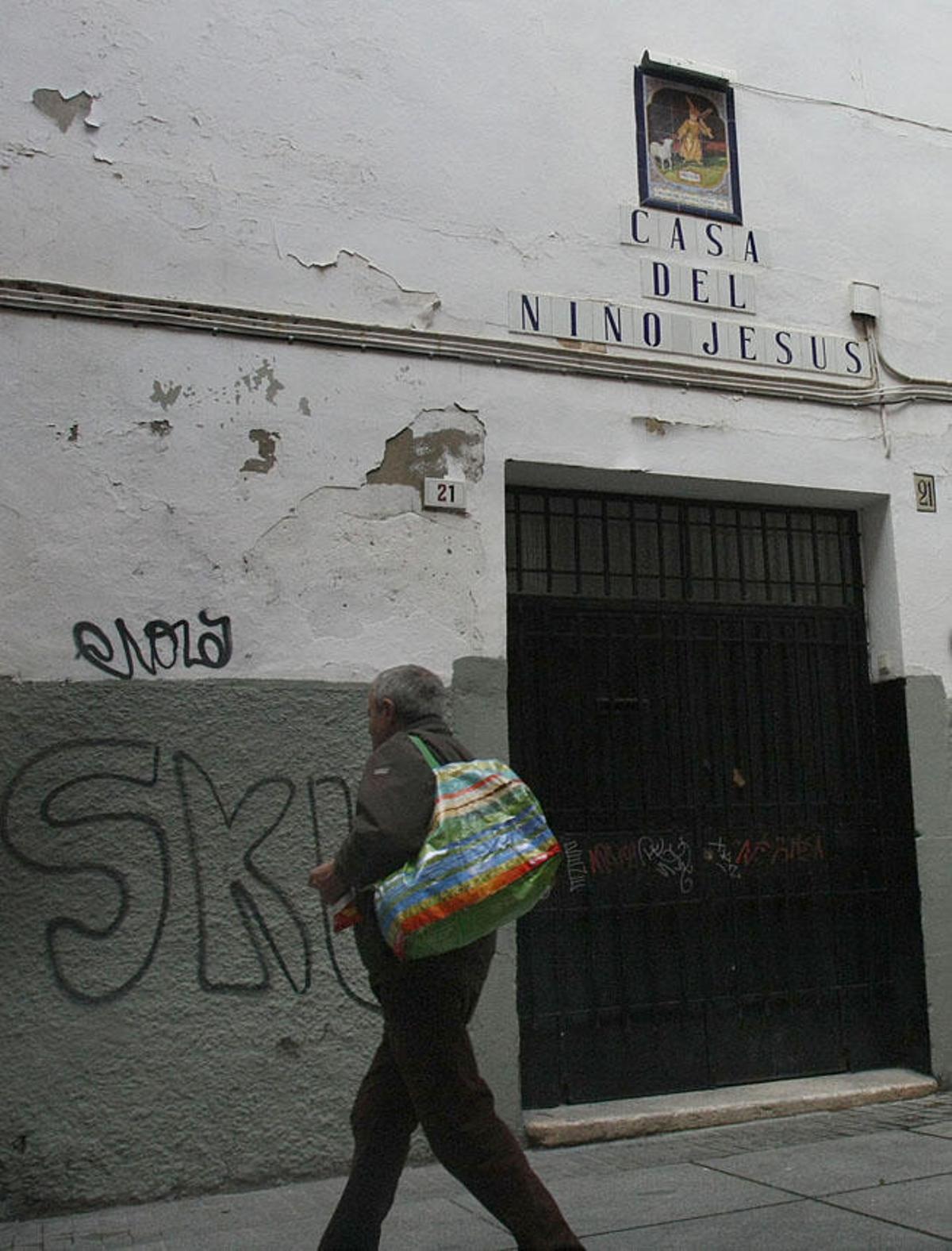 Fachada del edificio, ubicado en la calle Pozos Dulces, rodeado de edificios okupados y en la ruina.