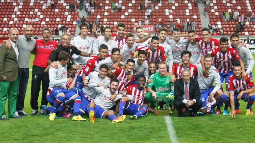 La plantilla rojiblanca festeja sobre el césped de El Molinón el trofeo &quot;Villa de Gijón&quot; logrado la pasada edición.