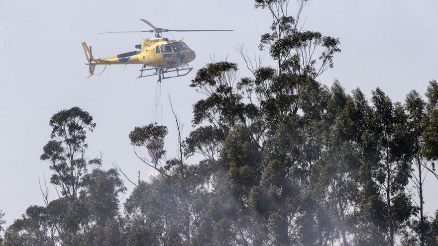 Un helicóptero arroja agua sobre el incendio de ayer en las Fragas do Eume. |   // KIKO DELGADO/EFE