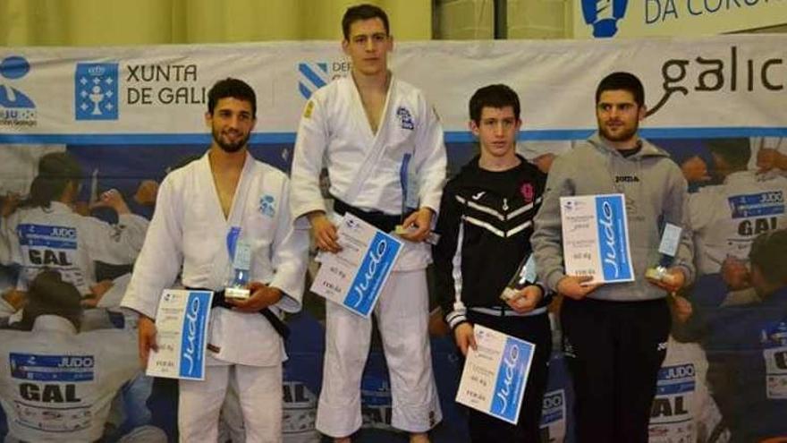 Arriba el equipo femenino del Avilés, abajo los hermanos Imedio en el podio.