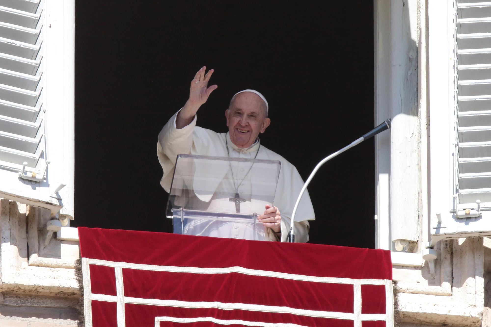 El Papa Francisco saluda desde un balcón del Vaticano en una imagen del pasado día 10.