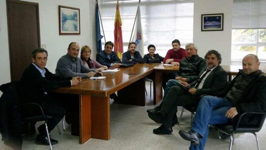 Reunión de los cuatro alcaldes y de responsables de empresas concesionarias en Mondariz, hace un mes. // D.P.