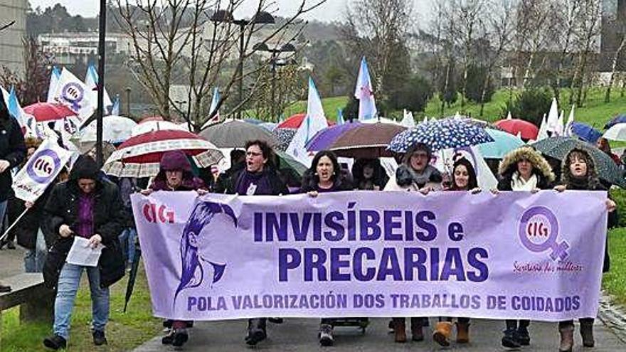 Participantes en la protesta, ayer, en Santiago.