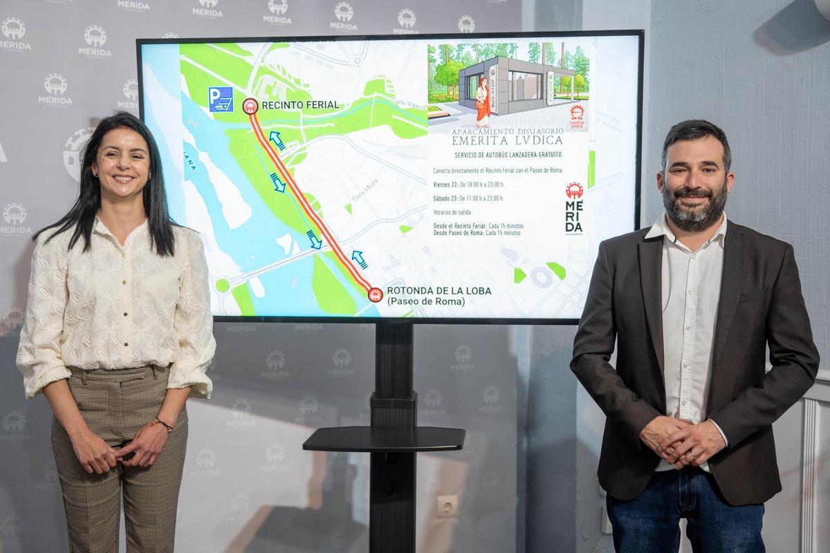 Cristina Moreno y Felipe González, este viernes, en Mérida.