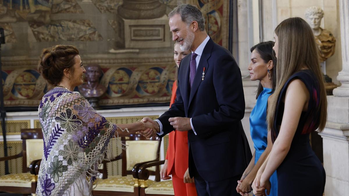 La doctora Cubo Delgado recibiendo la Orden del Mérito Civil de manos del rey.