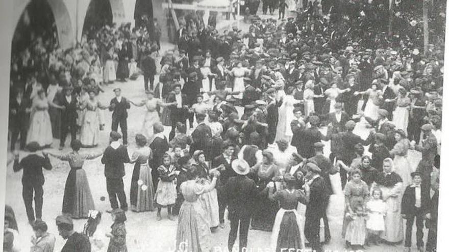 Ballada de festa major a la plaça major de Banyoles, 1898.