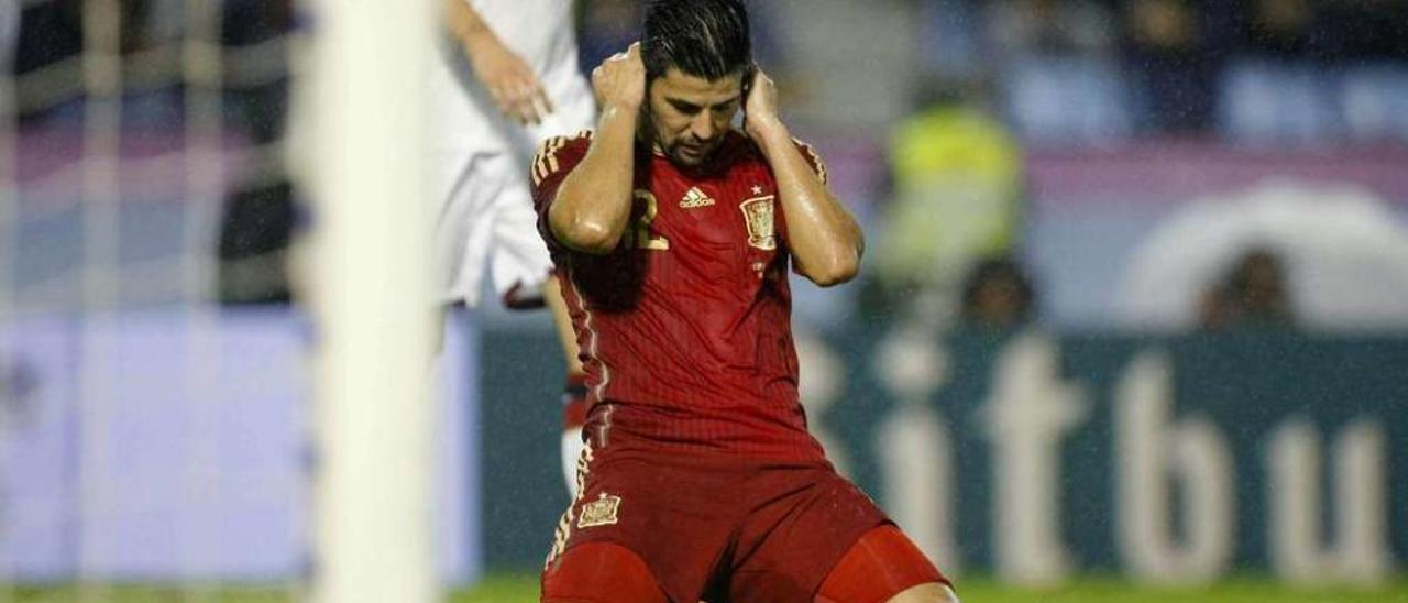 Nolito se lamenta en un momento del partido jugado hace meses en Vigo ante Alemania. // Ricardo Grobas