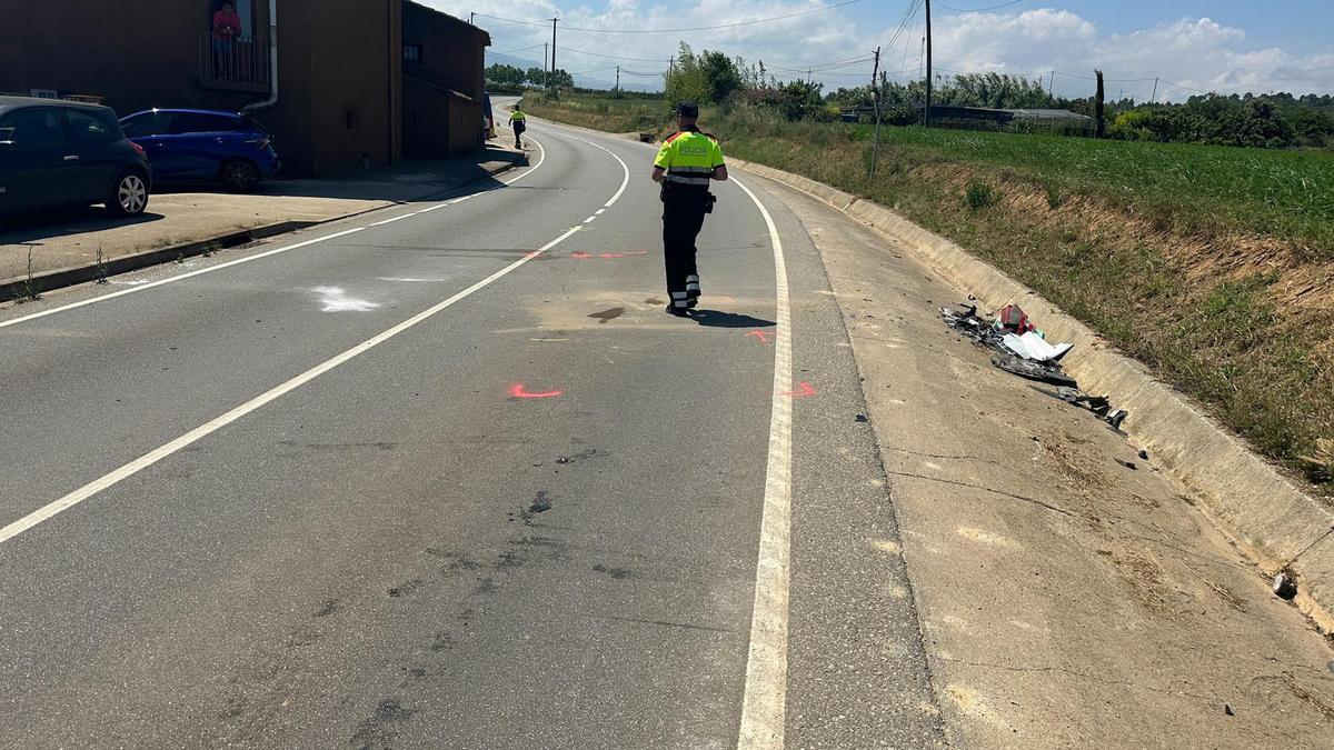 Mossos de trànsit en el punt de l'accident on va morir aquest juny un motorista a la GIP-5101 a Vilanant