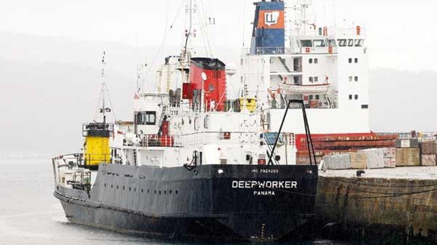 El &quot;Deepworker&quot;, ayer, atracado en el muelle Transversal.