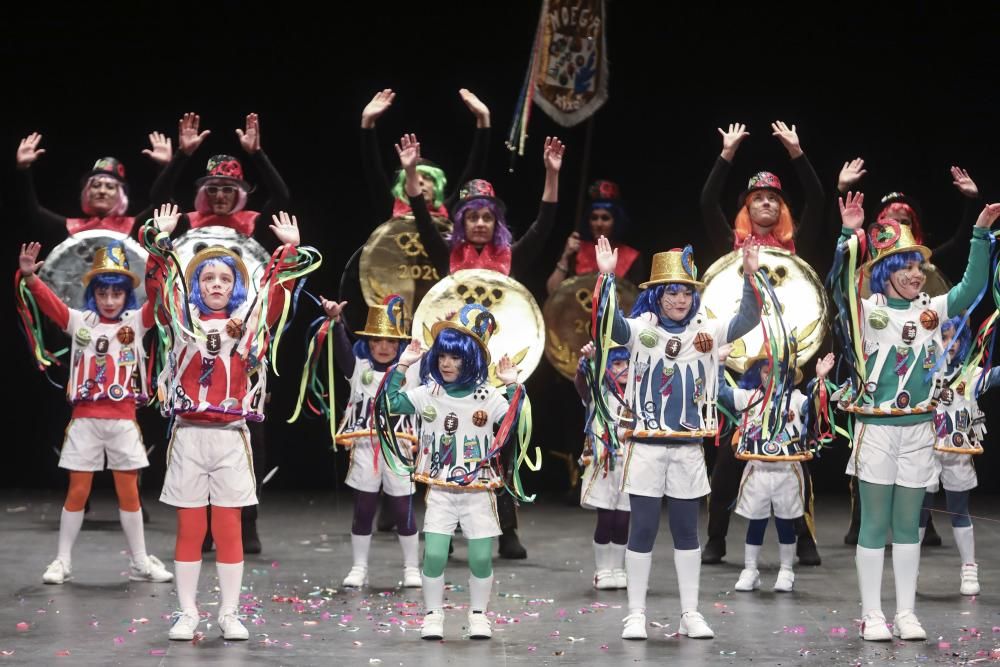 Desfile infantil del Antroxu en el Jovellanos