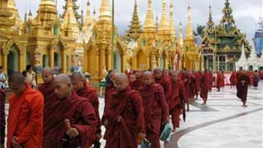 10.000 monjes birmanos marchan contra el Gobierno militar en Mandalay