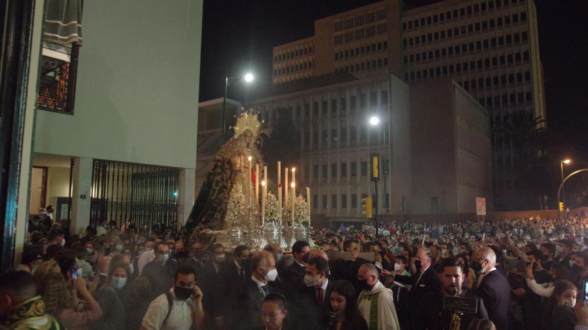 Traslado de la Virgen de la Esperanza antes de la Magna.