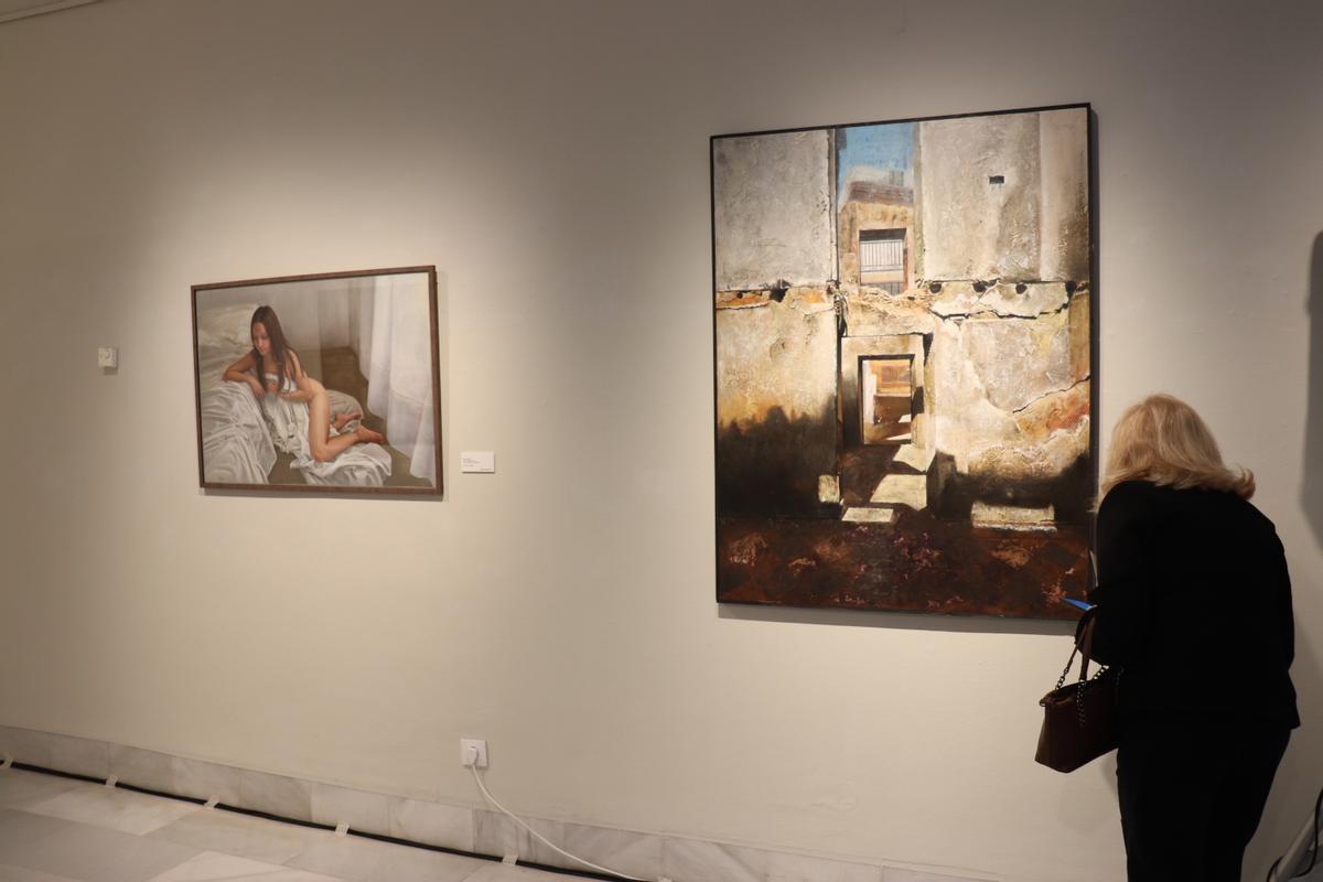 Dos de los cuadros de la exposición con las obras finalistas del IV Premio Internacional de Pintura José Gordillo.