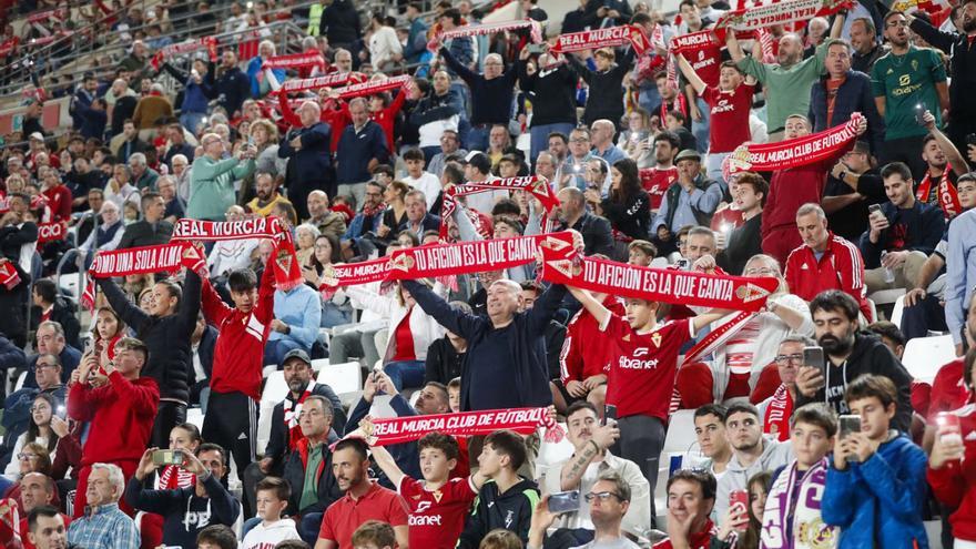 Aficionados del Real Murcia en el duelo ante el Castilla en Nueva Condomina. | FRANCISCO PEÑARANDA