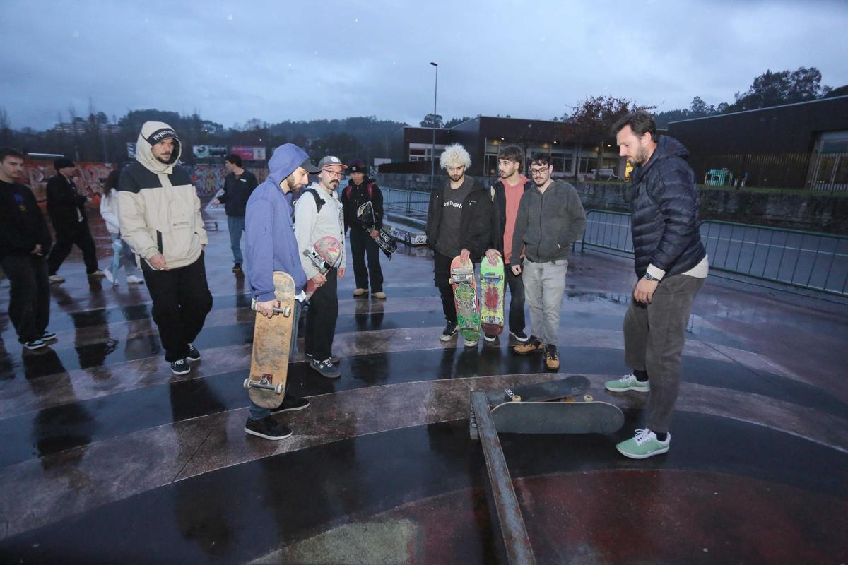 Aficionados al skate revisan las deficiencias de las instalaciones de O Carregal en Betanzos .