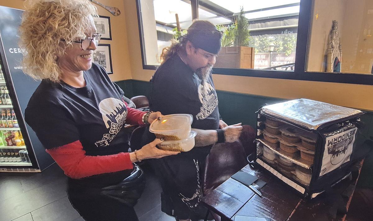 Jo y Jonny preparan la comida en uno de los bares que colabora con los voluntarios.