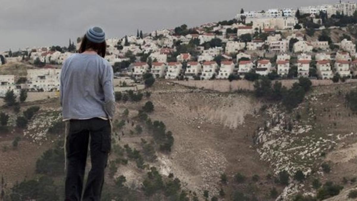 Un colono israelí mira al asentamiento de Maale Adumim.
