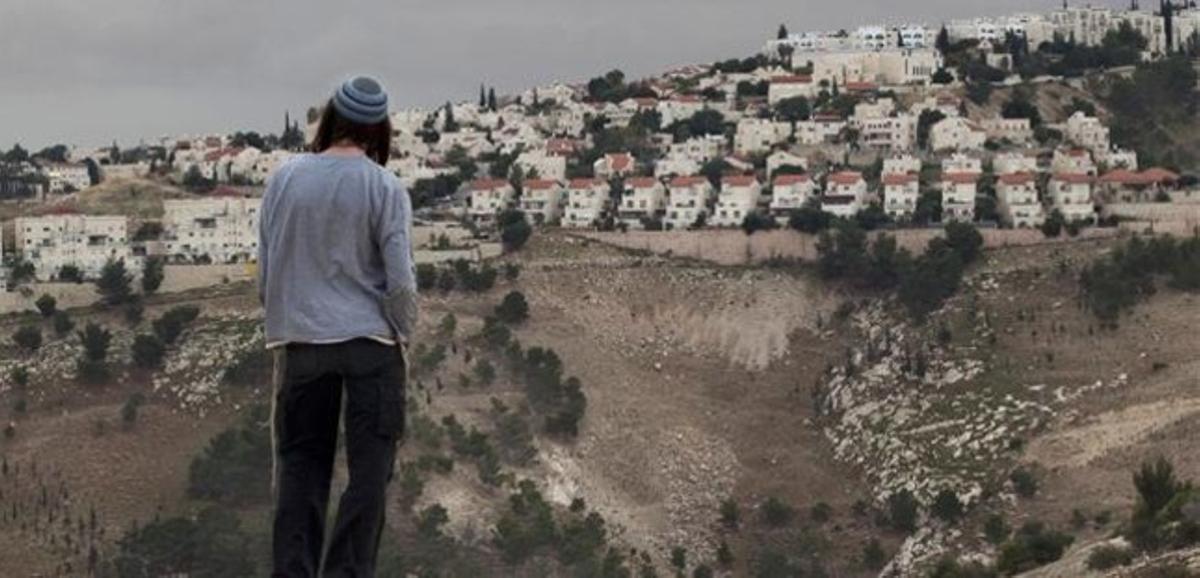 Un colon israelià mira a l’assentament de Maale Adumim.