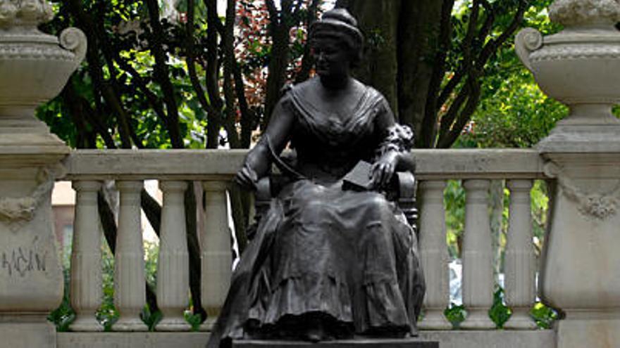 La estatua de Emilia Pardo Bazán ubicada en los jardines Méndez Núñez.