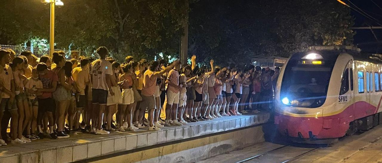 Jóvenes esperando en la estación de Sineu.