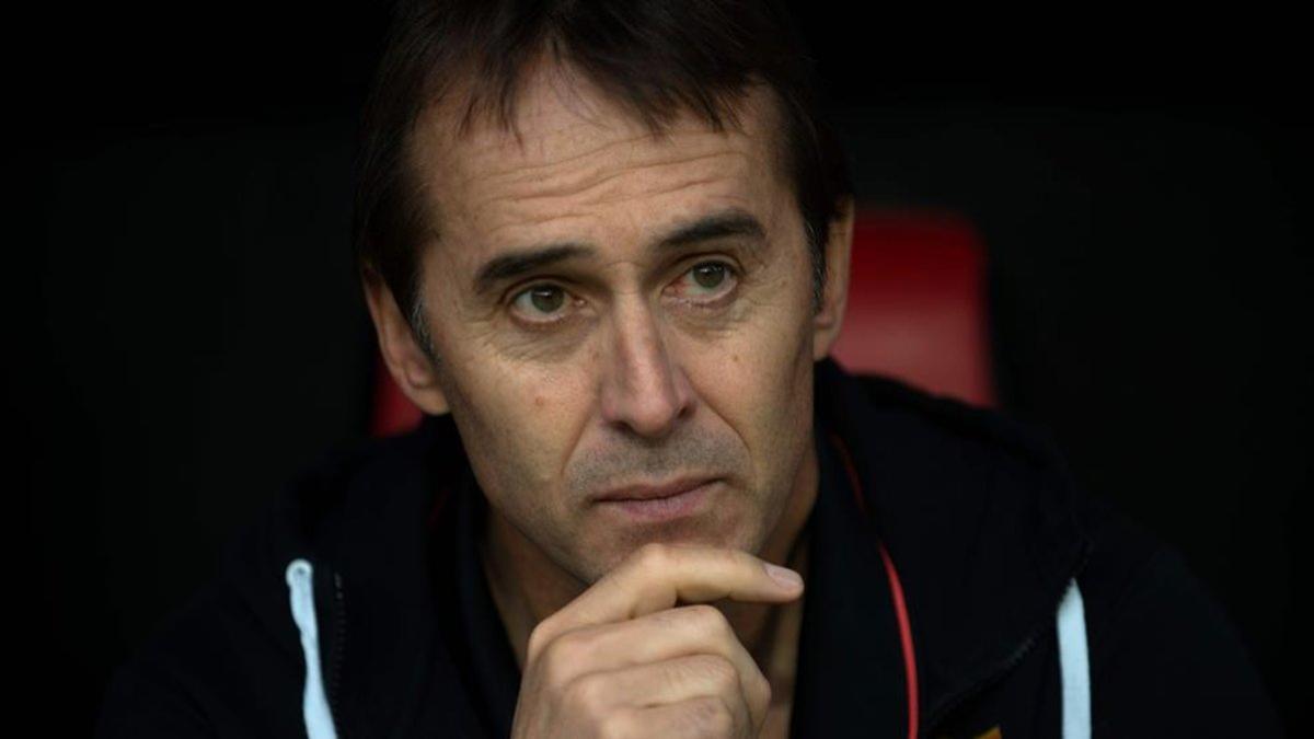 Lopetegui, con gesto pensativo en el banquillo sevillista