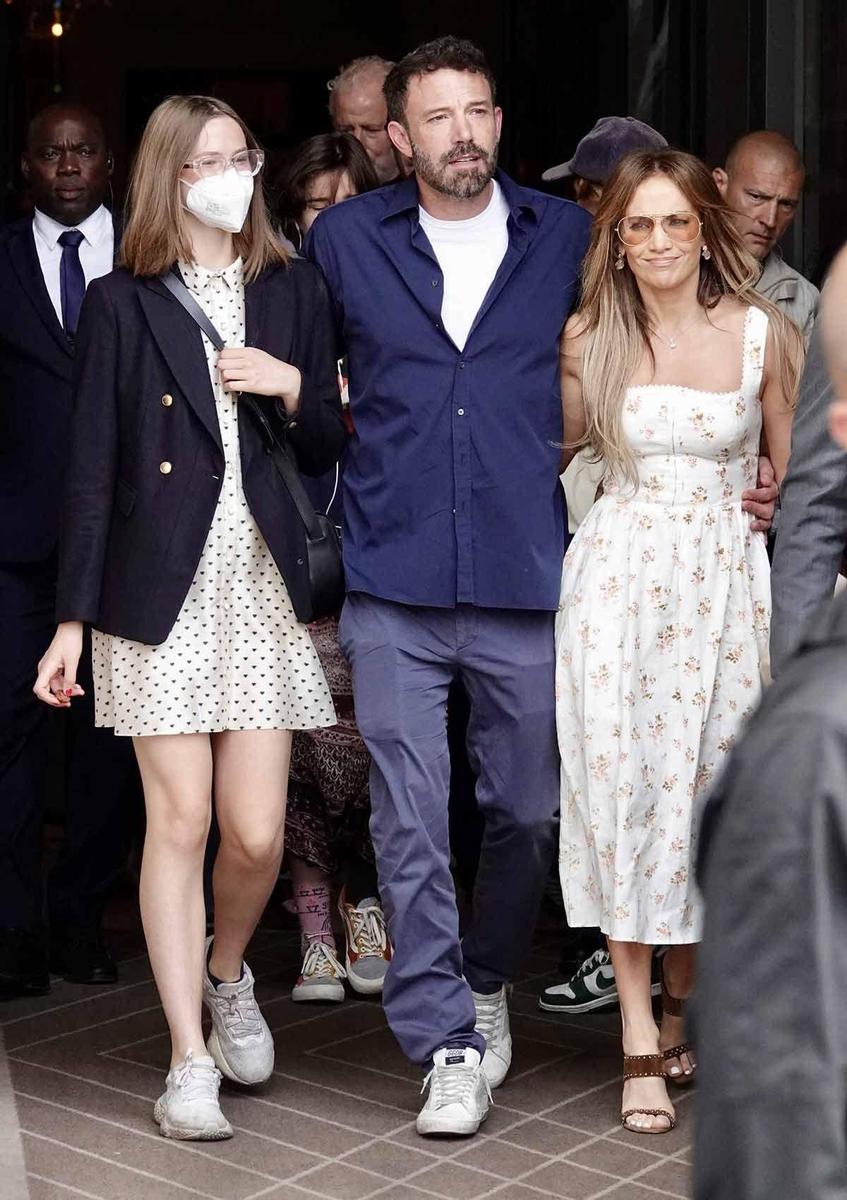 Con vestido de flores y sandalias marrones para un día en familia