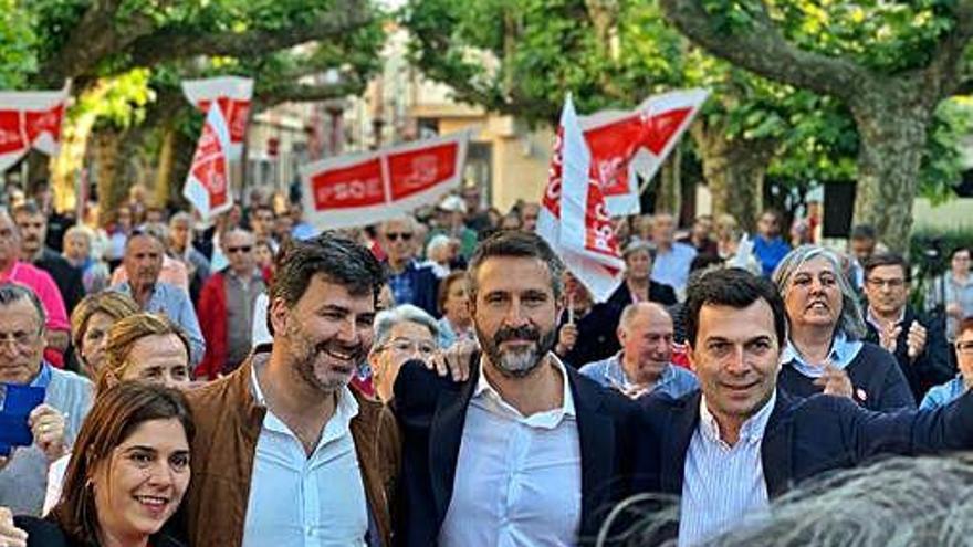 Gonzalo Caballero, ayer, con el alcalde socialista de Vilagarcía, Alberto Varela.