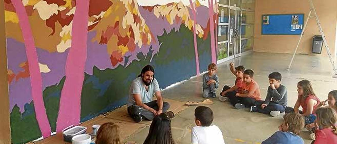 Un grup d´alumnes amb LLorenç Garrit davant el mural.